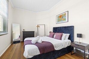 3 bedrooms, desk, iron/ironing board, travel crib - Comfortable 3 bed property in the heart of The Rocks (The Rocks)