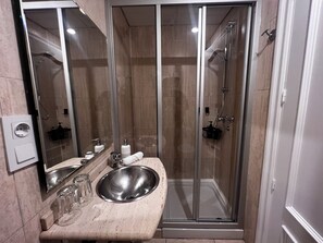 Comfort Room, 1 Double Bed, Ensuite, Courtyard View | Bathroom | Shower, free toiletries, hair dryer, towels - Marisol Self Check-in Guesthouse (San Sebastián)