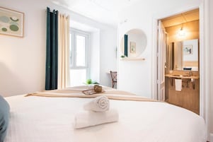 Habitación Confort, 1 cama de matrimonio, baño privado, vistas a la ciudad | Decoración individual, mobiliario individual, wifi gratis y ropa de cama