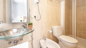 Regadera, amenidades de baño gratuitas, secadora de cabello, bidet