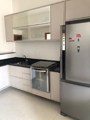 Kühlschrank, Ofen, Herdplatte, Wasserkocher