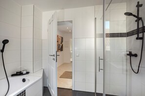 Bathtub, hair dryer, towels, soap - Neueröffnung Juni 2021; Domizil - Kaiserstuhl, Exklusivität mit Privatem Pool (Ihringen)