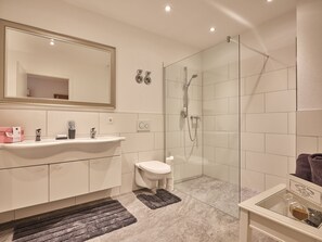 Bathtub, hair dryer, towels, soap - Loft am Schluchsee (Schluchsee)