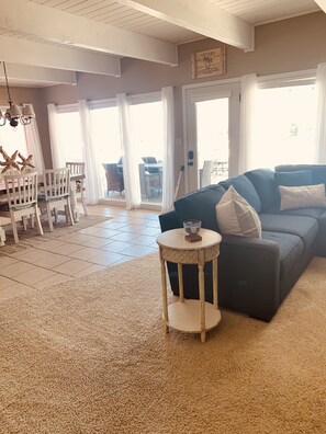 Smart TV, chimenea, reproductor de DVD y videoteca 