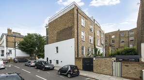 Exterior - Plum Guide - The Artist Getaway (London)