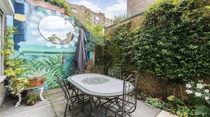 Outdoor dining - Plum Guide - The Artist Getaway (London)