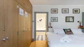 Room - Plum Guide - The Artist Getaway (London)