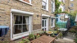 Outdoor dining - Plum Guide - The Artist Getaway (London)