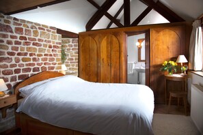 1 chambre, fer et planche à repasser
