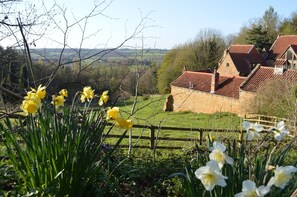 Property grounds - Plum Guide - The Hazelnut (Banbury)