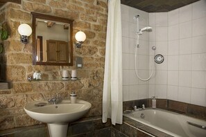 Bathtub - Plum Guide - The Chestnut (Banbury)