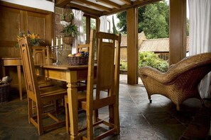 Dining - Plum Guide - The Chestnut (Banbury)