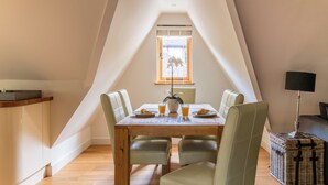 Dining - Plum Guide - Halcyon Hideaway (Hertford)