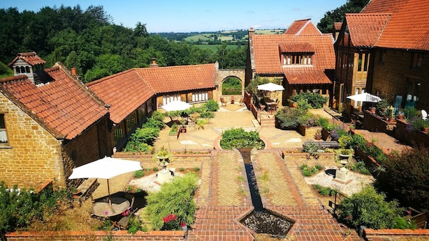 Property grounds - Plum Guide - The Cobnut (Banbury)