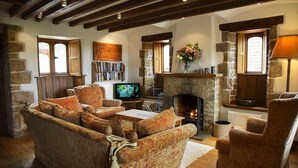 Living area - Plum Guide - The Cobnut (Banbury)