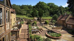 Property grounds - Plum Guide - The Cobnut (Banbury)