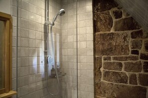 Bathroom - Plum Guide - The Cobnut (Banbury)