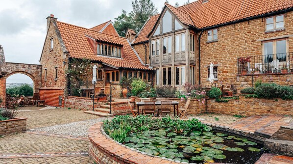 Property grounds - Plum Guide - The Walnut Tree (Banbury)