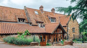 Exterior - Plum Guide - The Walnut Tree (Banbury)