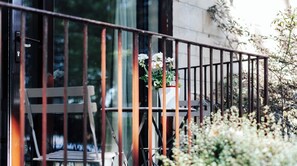 Outdoor dining - Plum Guide - Dear Margaret (Bath)