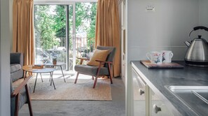 TV, DVD player, stereo - Plum Guide - Dear Margaret (Bath)