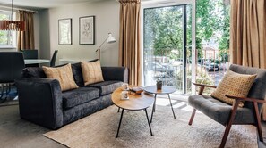 TV, DVD player, stereo - Plum Guide - Dear Margaret (Bath)