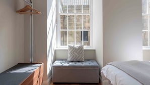 1 quarto, ferros/tábuas de passar roupa