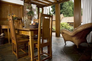 Dining - Plum Guide - Alsan Cottage (Banbury)