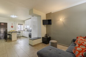 Eine moderne Wohnung mit Küche, Essbereich und Wohnraum.