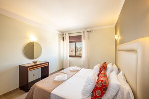 2 bedrooms, in-room safe, iron/ironing board, free WiFi
