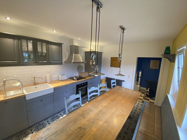 Kjøleskap, ovn, kokeplater og oppvaskmaskin