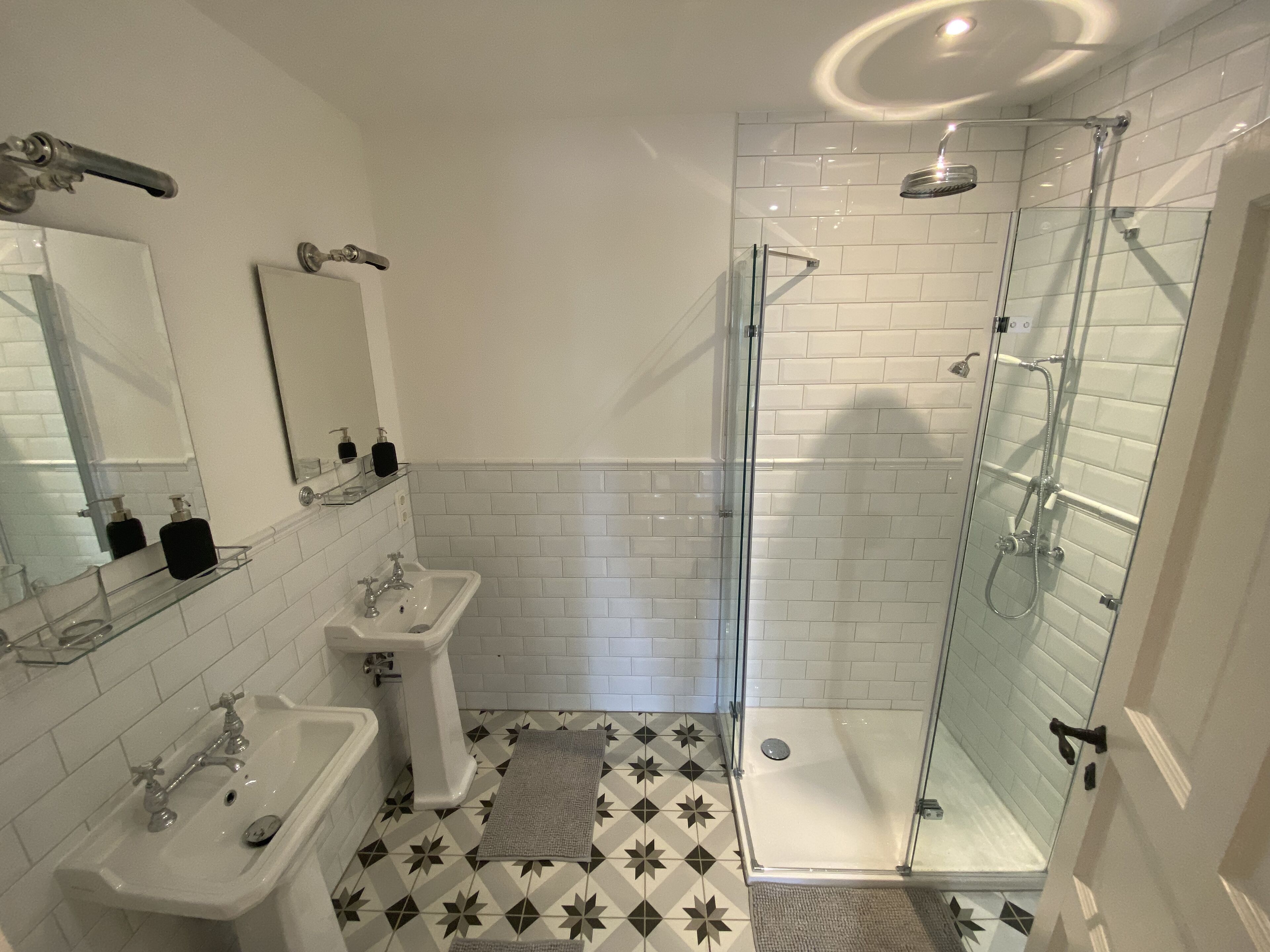 Douche, sèche-cheveux, serviettes fournies, savon