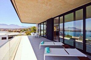 Outdoor dining - BAYWATCH'S APARTMENT (Cape Town)
