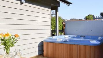 Bañera de hidromasaje al aire libre