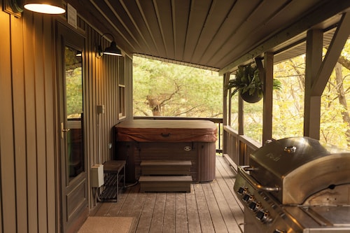 Secluded Hot Tub Cabin in the Heart of Southeast Ohio