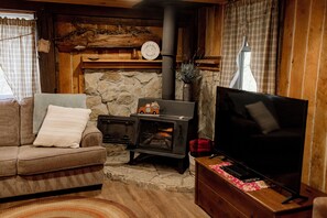 Smart TV, fireplace, DVD player - Secluded Hot Tub Cabin in the Heart of Southeast Ohio (Lore City)