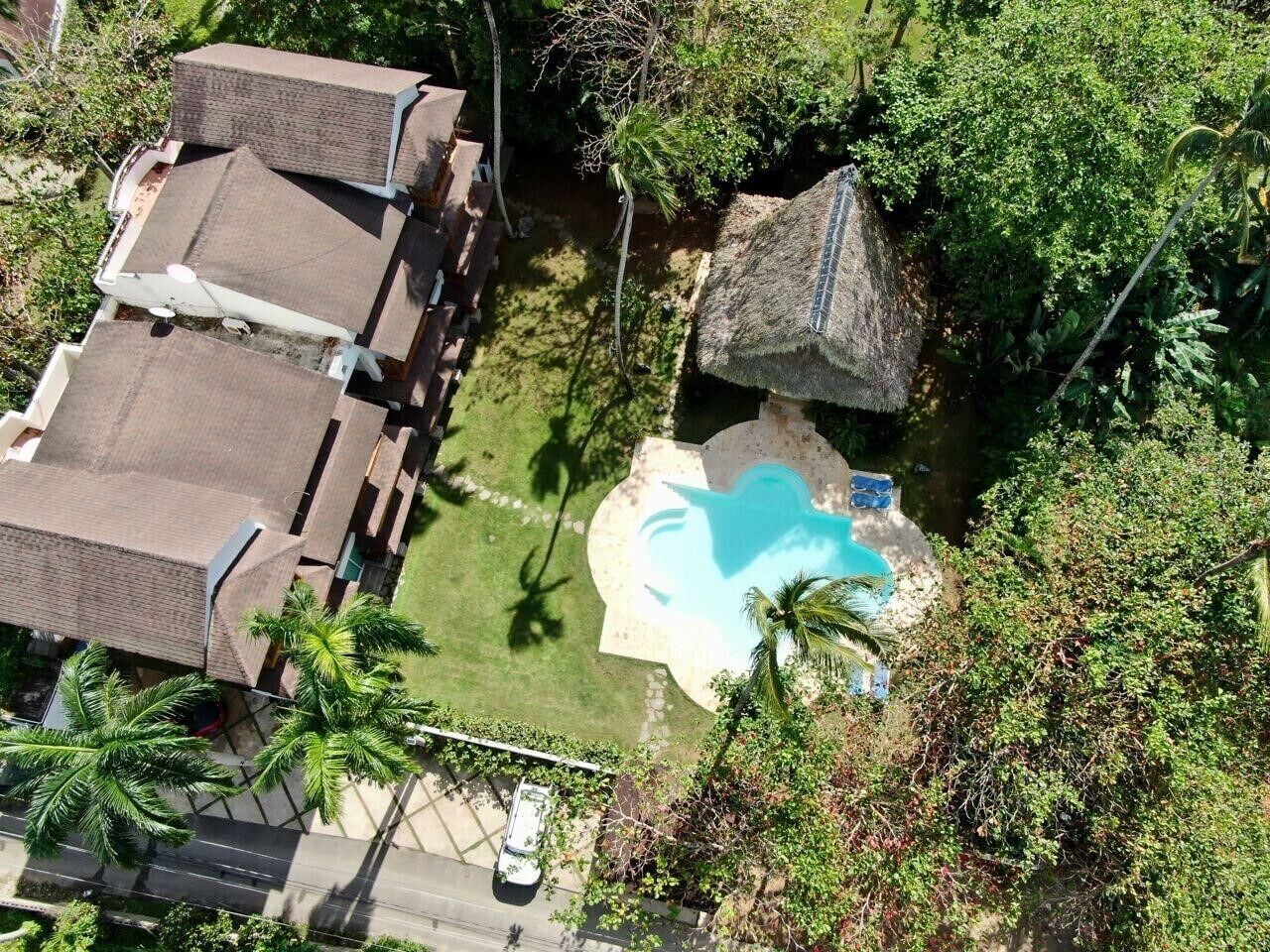 Alberca al aire libre y alberca climatizada