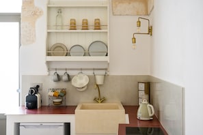 Departamento Confort | Cocina privada | Parrilla de estufa, cafetera de espresso y tetera eléctrica
