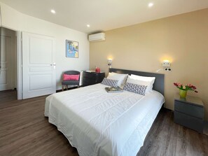 2 slaapkamers, een strijkplank/strijkijzer, reisbedje, gratis wifi