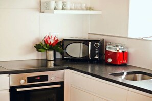 Kühlschrank, Geschirrspüler, Espressomaschine