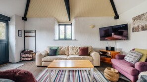 Living room - Plum Guide - Mill House (Newquay)