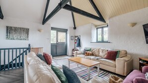 Living room - Plum Guide - Mill House (Newquay)