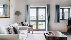 Living area - Plum Guide - Stables (Newquay)