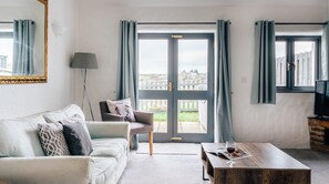 TV, fireplace - Plum Guide - Stables (Newquay)