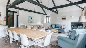 Dining - Plum Guide - Goonwinnow (Newquay)