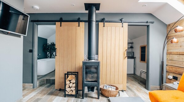 TV, fireplace - Plum Guide - Leti (Newquay)