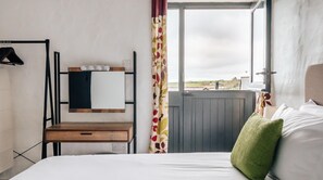 4 bedrooms, iron/ironing board - Plum Guide - Wheel House (Newquay)