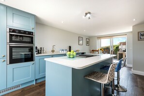Microwave, dishwasher - Plum Guide - Headland Cottage (Cardigan)