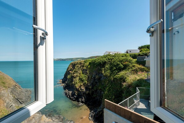 Interior - Plum Guide - Headland Cottage (Cardigan)