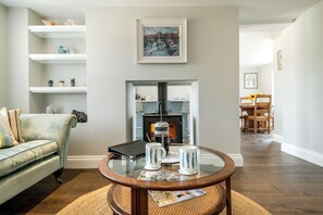 TV, fireplace, books - Plum Guide - Headland Cottage (Cardigan)